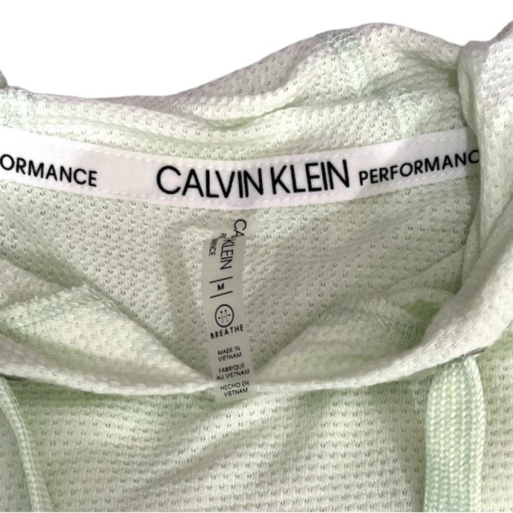 Calvin performance women’s medium pull over light weight.